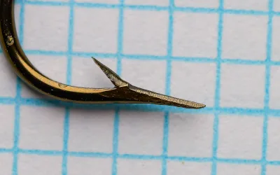 Mustad 33645 Worm Hook — side profile view showing sproat bend and extra-fine wire — size 4/0 — bronzed finish