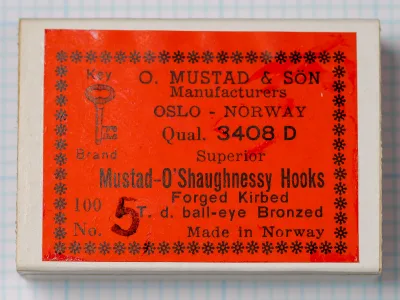 Mustad 3408 D O'Shaughnessy — original manufacturer box front panel — size 5, 100 hooks — bronzed finish, forged kirbed, turned-down ball eye