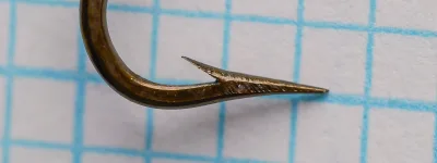 Mustad 3408 D O'Shaughnessy size 5 — profile view of hook bend and point — bronzed finish, superior point geometry, kirbed offset