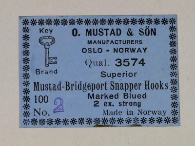 Mustad 3574 Bridgeport Snapper box lid — printed specifications and manufacturer information — showing Key Brand logo, Oslo origin, and blued finish designation