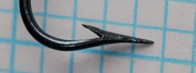 Mustad 3574 Bridgeport Snapper Hook — side profile showing Carlisle bend and blind-marked shank — size 2 — blued finish