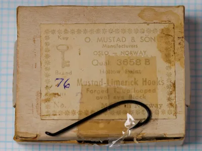 Mustad 3658 B vintage hook box label showing manufacturer details and specifications from Oslo, Norway