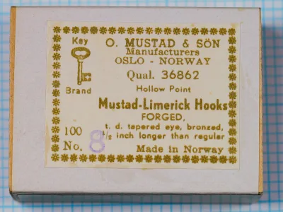Mustad 36862 Limerick Hooks — Original rigid manufacturer box lid — No. 8 size — Ornamental label with Oslo address and hook specifications printed in warm brown ink