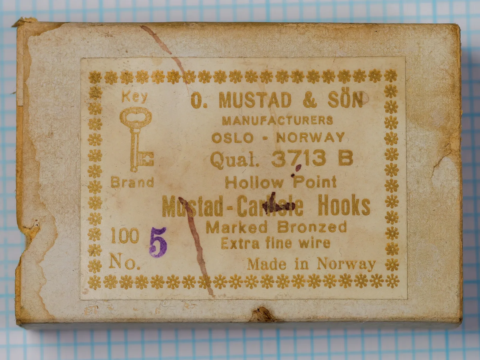 Mustad 3713 B Carlisle Hook — manufacturer box exterior with letterpress label showing Oslo factory address, size 5 marking in purple ink