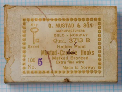 Mustad 3713 B Carlisle Hook — manufacturer box exterior with letterpress label showing Oslo factory address, size 5 marking in purple ink