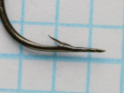 Mustad 37255 size 4 Aberdeen hook profile view, bronzed finish, hollow point