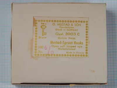 Mustad 3903 C Sproot Hooks — manufacturer box with interior product label — size 6/0 — letterpress-printed label in gold and pink