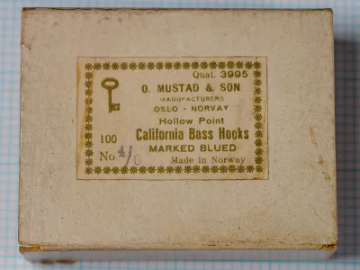 Mustad 3995 box label showing Qual. 3995, California Bass Hooks, hollow point, blued finish, made in Norway