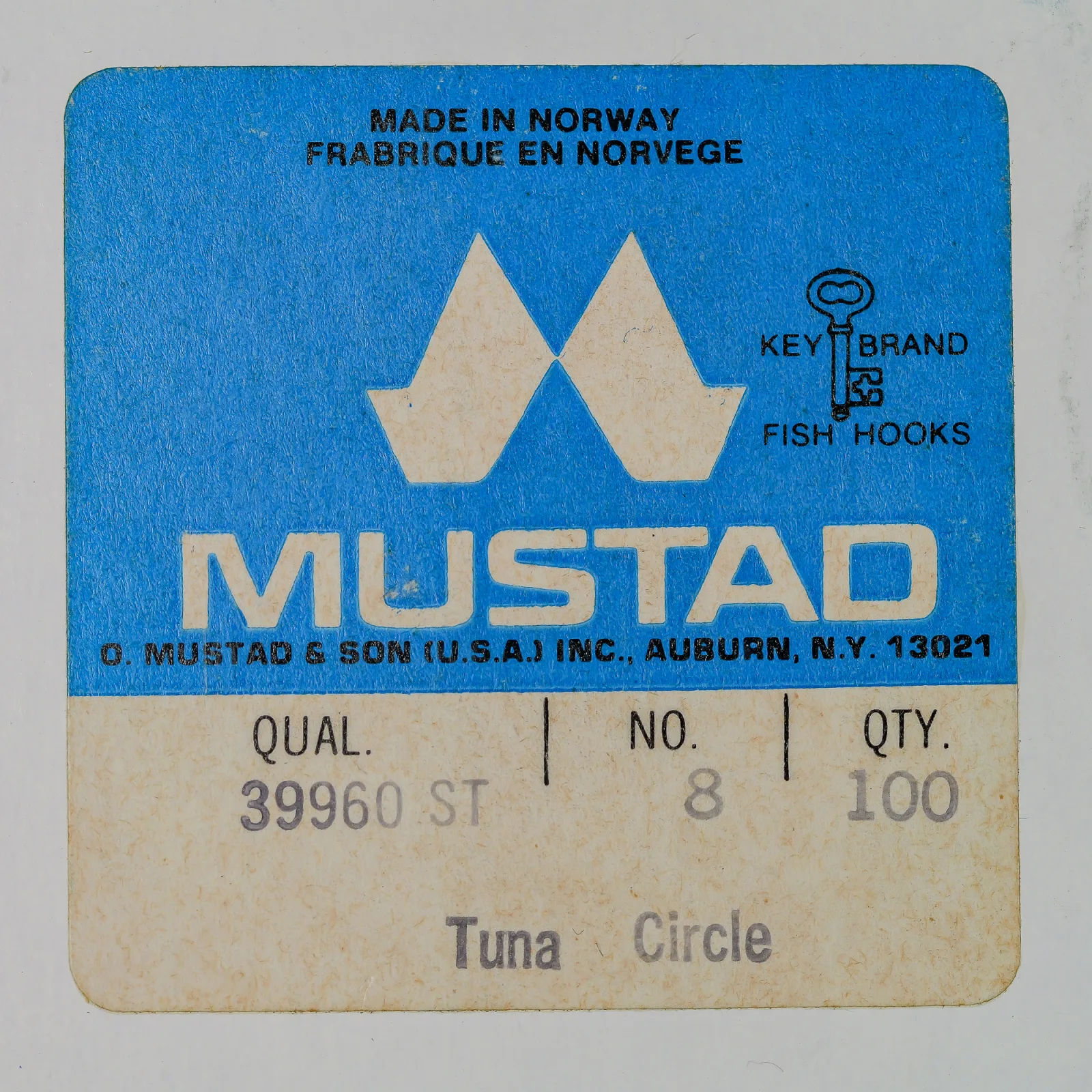 Mustad 39960 ST Tuna Circle label in blue and cream with MUSTAD and Key Brand marks, No. 8, quantity 100