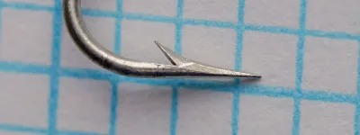 Mustad 4225 Kendal Kirby — side profile view — size 8 — showing bend geometry and tinned finish