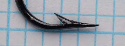 Mustad Quak 9065 Kinsey Hooks — side profile on measurement grid — size 9 — black japanned finish, hollow point, blind flatted eye