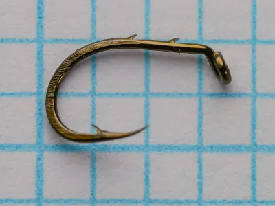 Mustad 9260 D Beak Hook — single specimen, side profile on measurement grid, bronzed finish, size 12, showing beak offset, short shank, and wide gap