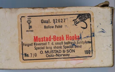 Mustad 92627 Flounder — hook specimen, gold-plated finish profile view — size 6 — kirby offset beak point — side angle showing bend depth and point geometry