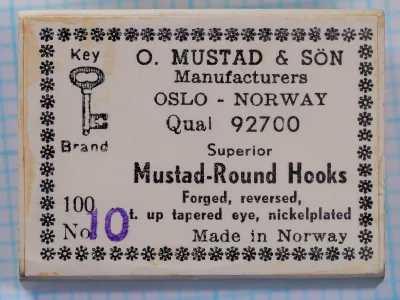 Vintage Mustad 92700 hook package label showing Superior Mustad-Round Hooks box