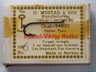 Mustad-Viking Hook packaging box front face — showing letterpress text, logo, and manufacturer specifications — size 6, bronzed finish
