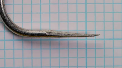 Mustad 95133 — side view showing shank geometry and wire gauge — size 6/0 — tinned