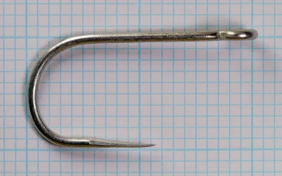 Mustad 95133 — overhead/top view showing bend and eye alignment — size 6/0 — tinned