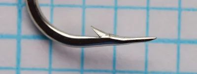 Mustad 9531 — side profile of size 3 hook showing short shank, wide gap, turned-up ball eye, and hollow point geometry.