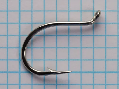 Mustad 9531 size 3 — front face showing ball eye, turned-up orientation, forged shank, and kirbed offset point.