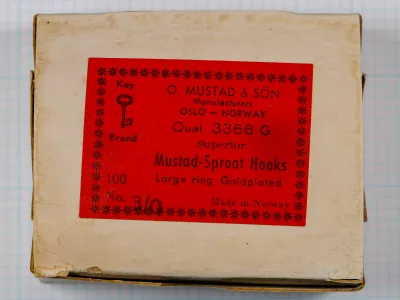 Mustad 3366 G Sproat Hooks — manufacturer box with red label — size 3/0, 100-hook quantity — gold-plated finish and straight ball eye