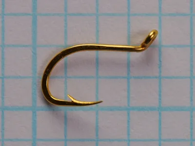 Mustad Beak Hook 92685 — profile view on measurement grid — size 12 — gold-plated, turned-up eye, reversed point