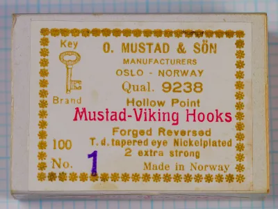 Box lid label reading O. Mustad & Sön, Oslo - Norway, Qual. 9238, Hollow Point, Mustad-Viking Hooks, with a gold key trademark and a gold rosette border; size No. 1 marked in violet ink.