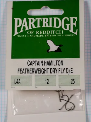Front of the Partridge L4A green hanger card with the PARTRIDGE wordmark, a bird silhouette, printed code, size and quantity boxes, and a bag of hooks.